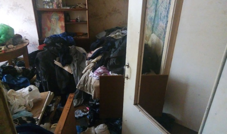 Жители Нижнекамска пытаются помочь соседу, из квартиры которого к ним попадают опарыши
