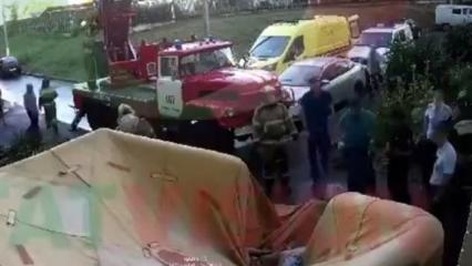 Появилось видео падения нижнекамца с 4 этажа  на ул. Менделеева
