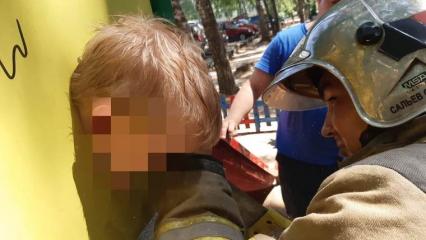В Татарстане спасатели вызволили ребенка, который застрял головой в горке