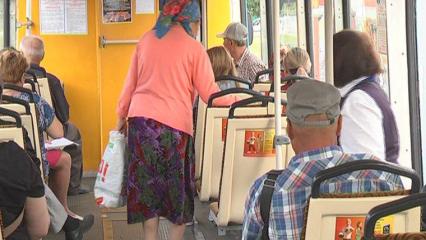 Соцсети: в Нижнекамске пассажирку выгнали из трамвая после сбоя в оплате картой Сбербанка - НТР 24