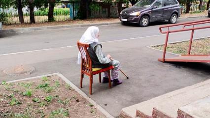 Под Нижнекамском жители дома гуляют со стульями из-за отсутствия скамеек - НТР 24