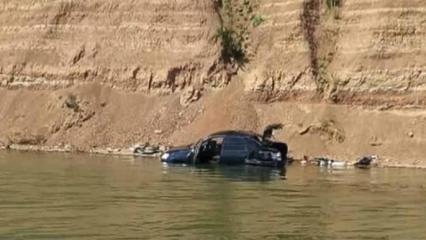 В Татарстане легковой автомобиль упал с обрыва в реку