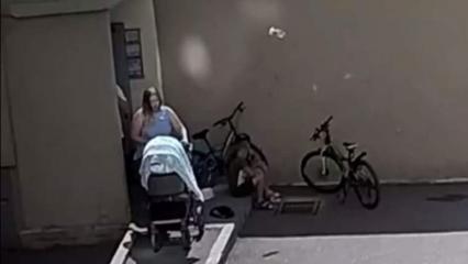 В Нижнекамске брошенная из окна бутылка чуть не упала в коляску с ребёнком - НТР 24