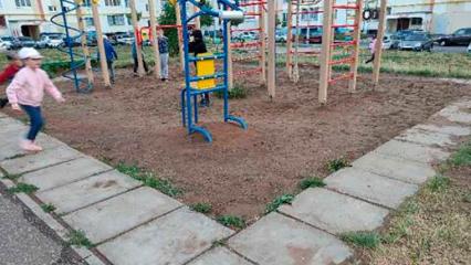 На одной из детских площадок в Нижнекамске торчат монтажные сваи - НТР 24