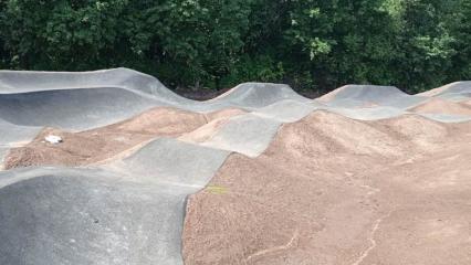 В новом экстрим-парке в Нижнекамске достраивают памп-трек - НТР 24