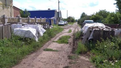 В нижнекамском посёлке женщина перекрыла дорогу, чтобы дети не катались на квадроцикле - НТР 24