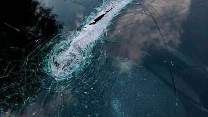 В Нижнекамске выпавшая из машины монтировка пробила стекло другого автомобиля и помяла крышу