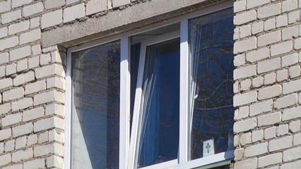 В Челнах пьяный мужчина выпал из окна в больнице