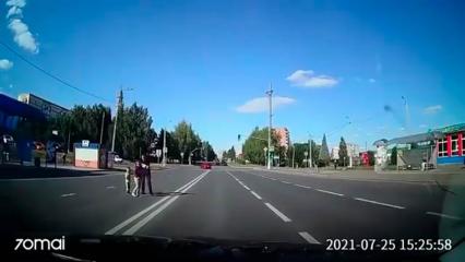 Нижнекамец с детьми чуть не попал под колеса авто, переходя в неположенном месте - НТР 24