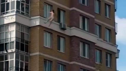 В Казани жители сняли на видео падающего с 15 этажа мужчину