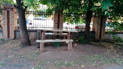 В одном из дворов Нижнекамска просят демонтировать самодельный стол и скамейки