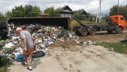 В Нижнекамском районе перевернулся гружёный мусором контейнеровоз