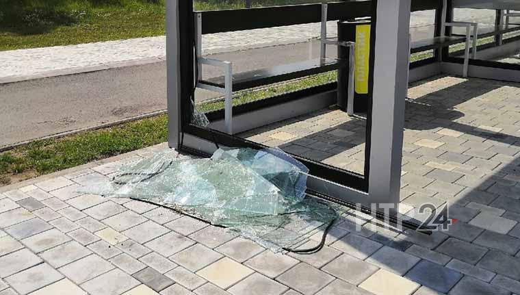 В Нижнекамске молодой человек в 3 часа утра разгромил стеклянную автобусную остановку