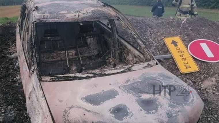На одной из трасс Татарстана автомобиль влетел в насыпь и загорелся