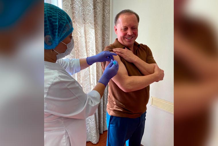 Мэр Нижнекамска сообщил, что прошёл ревакцинацию от коронавируса