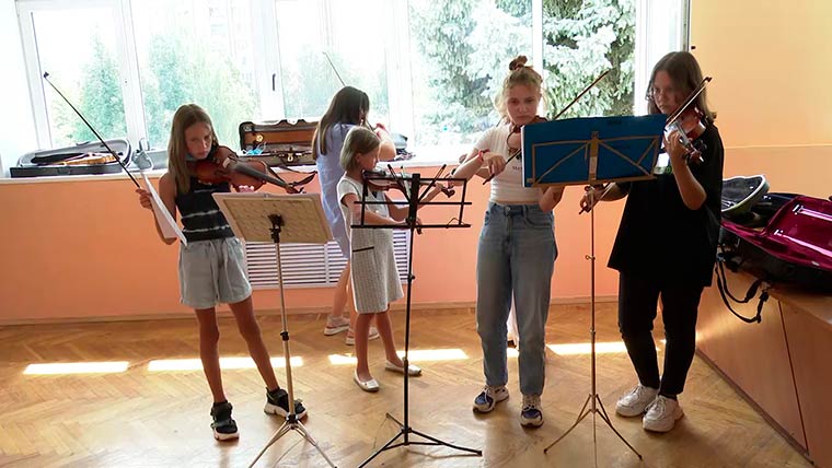 Профессиональные зарубежные наставники приехали в нижнекамский ДНТ, чтобы обучать юных музыкантов