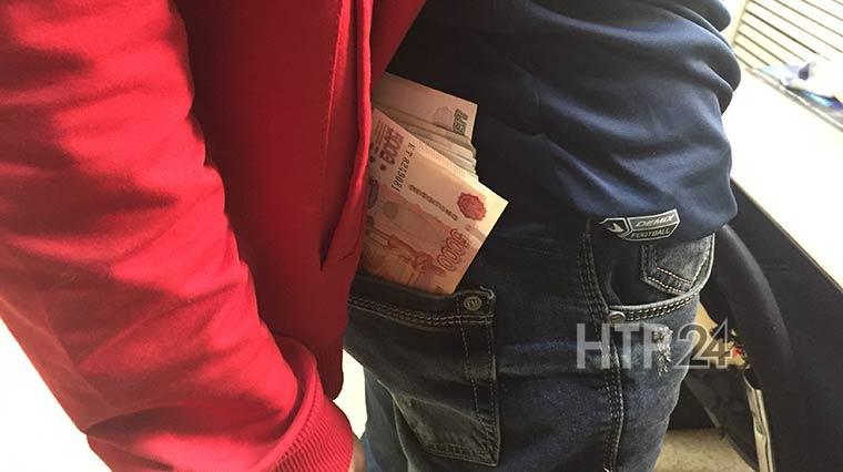 В Нижнекамске молодой человек украл более 1 млн рублей из чужой машины и раздавал прохожим