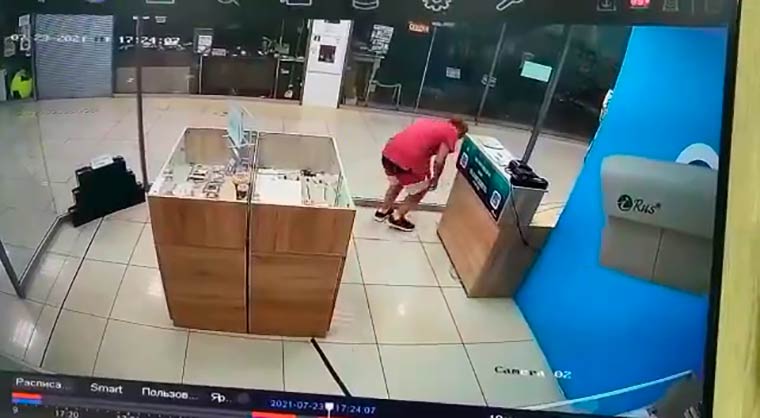 В Нижнекамске мужчина попал на камеру, пока грабил магазин - его разыскивает полиция