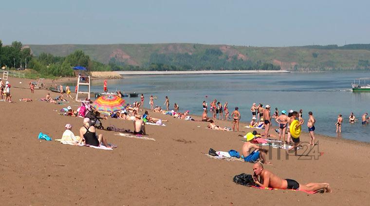 В Нижнекамске установилась 37-градусная жара, на пляже — аншлаг
