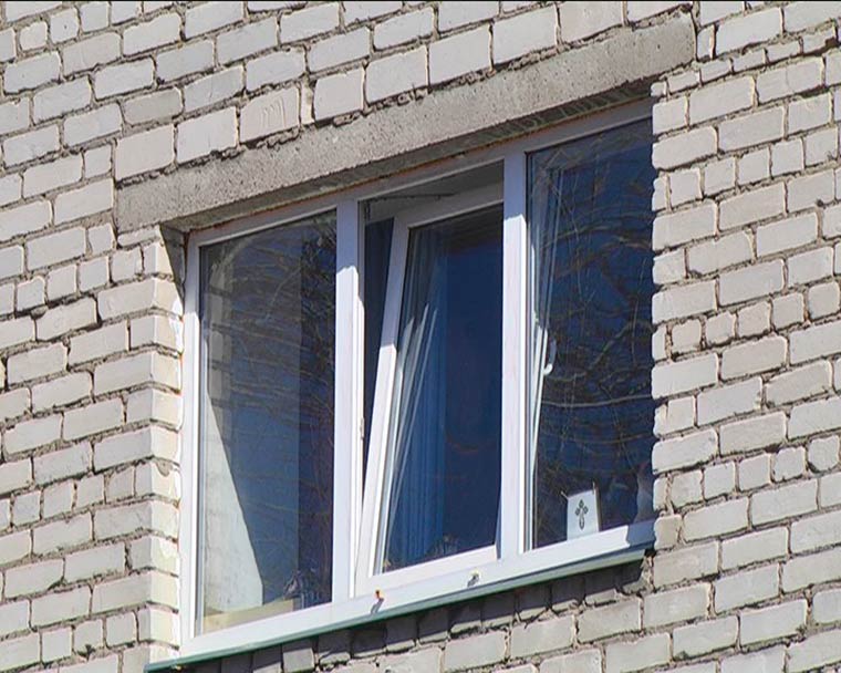 В Татарстане из окна выпала семилетняя девочка