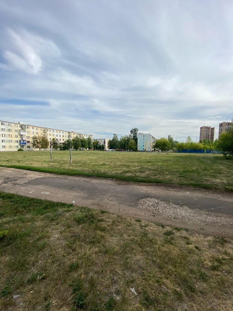 Жители Нижнекамска просят благоустроить пустующее поле по проспекту Химиков