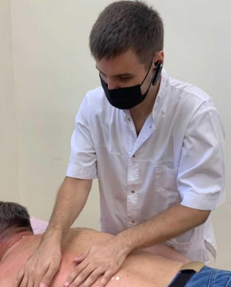 Павел Шаяхов делает массаж пациенту / Фото: городская поликлиника №7 Набережных Челнов