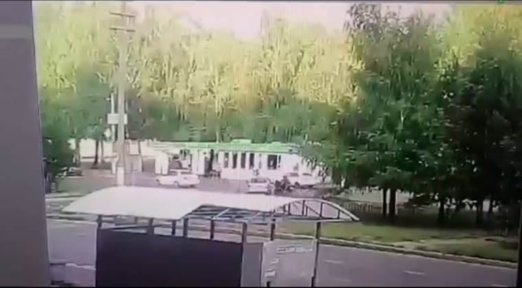 На видео попал момент столкновения мотоциклиста и автомобиля в Нижнекамске
