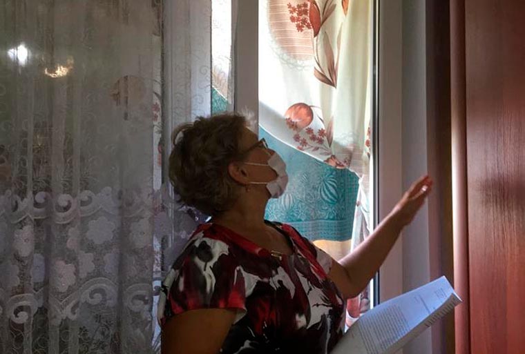 В Нижнекамске у пенсионерки затопило комнату и балкон после ремонта фасада