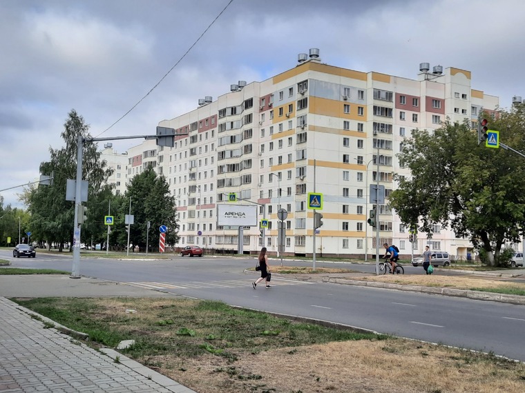 Переход со светофором на перекрестке ул.Студенческая и ул.30 лет Победы в Нижнекамске