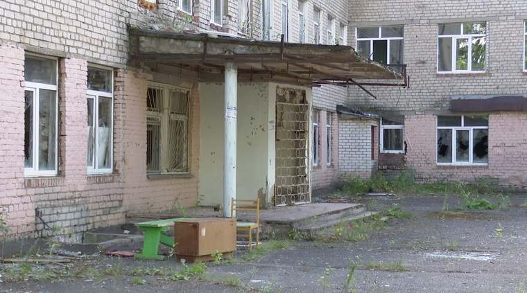 Бывшее здание больницы в Нижнекамске захватили бездомные и хулиганы
