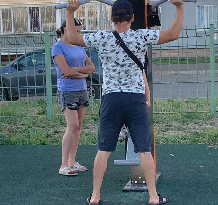 Взрослые занимаются на тренажёрах на спортплощадке у школы №36 «Норма» в Нижнекамске