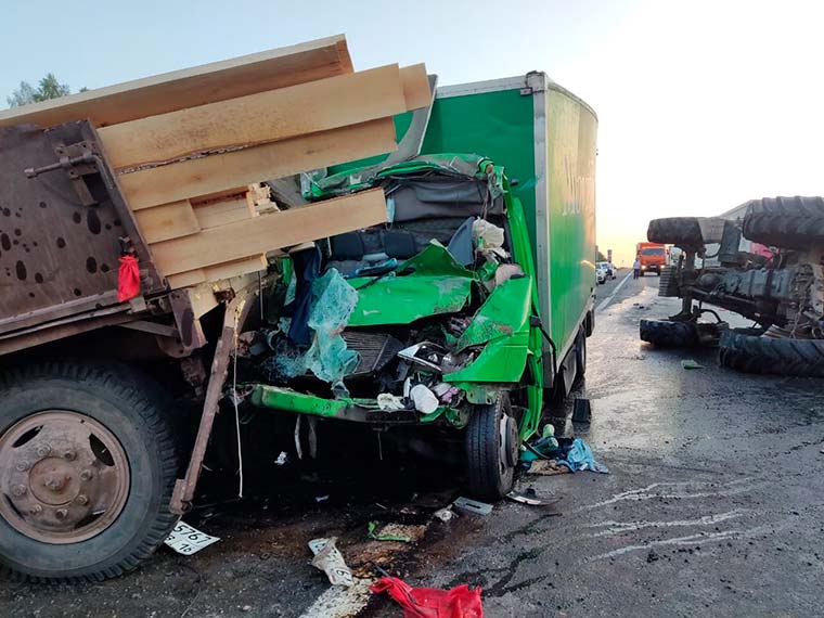 На трассе в Татарстане фургон въехал в гружёный досками трактор – один человек погиб