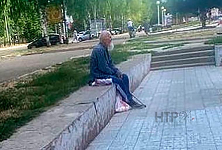 Жительница Нижнекамска рассказала о сидящем целыми днями около магазина пожилом человеке