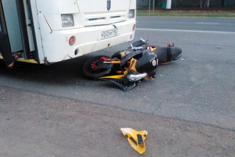 В Нижнекамске на промзоне мотоцикл влетел под автобус
