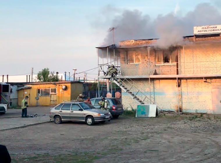 В Нижнекамске загорелось здание бывшей автостоянки