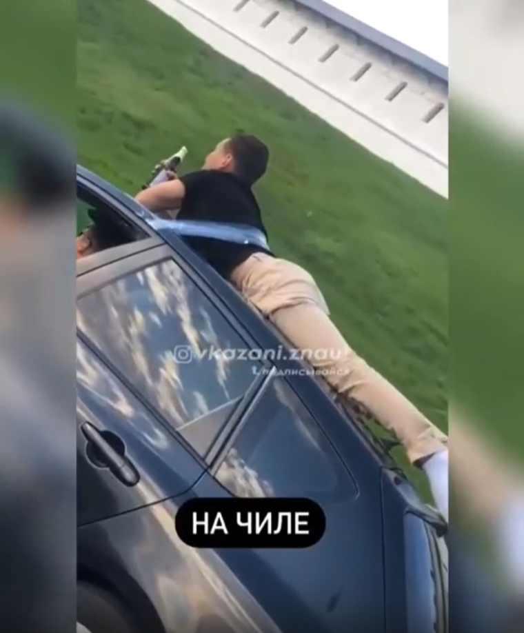 «Прокатился с ветерком»: в Казани молодого человека скотчем привязали к кузову иномарки