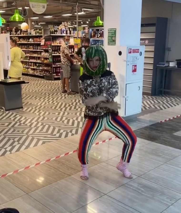 В Нижнекамске девушка станцевала перед посетителями магазина с арбузной коркой на голове