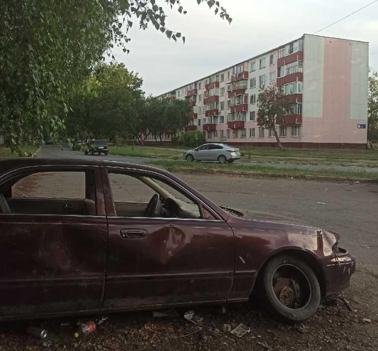 Автохлам напротив дома №17 по ул.Тукая в Нижнекамске
