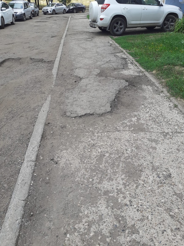 Жители Нижнекамска показали, как обстоят дела с обещанным ремонтом дороги в их дворе