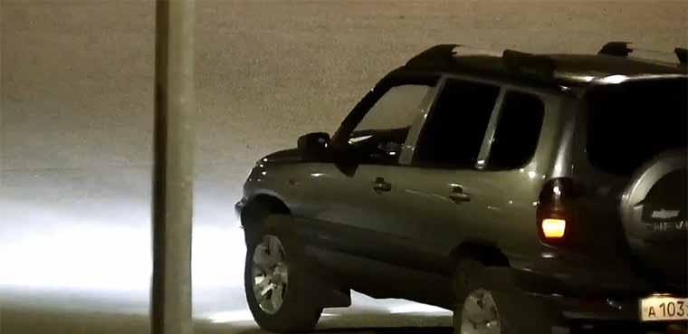 В Нижнекамске на камеры наблюдения попали сливающие бензин с чужих машин мужчины