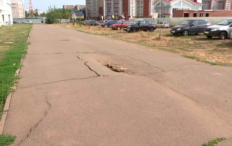 В Нижнекамске у жилого дома проваливается тротуар