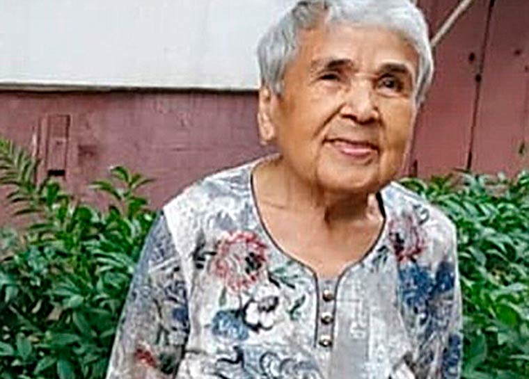 90-летняя жительница Нижнекамска выращивает цветник возле дома