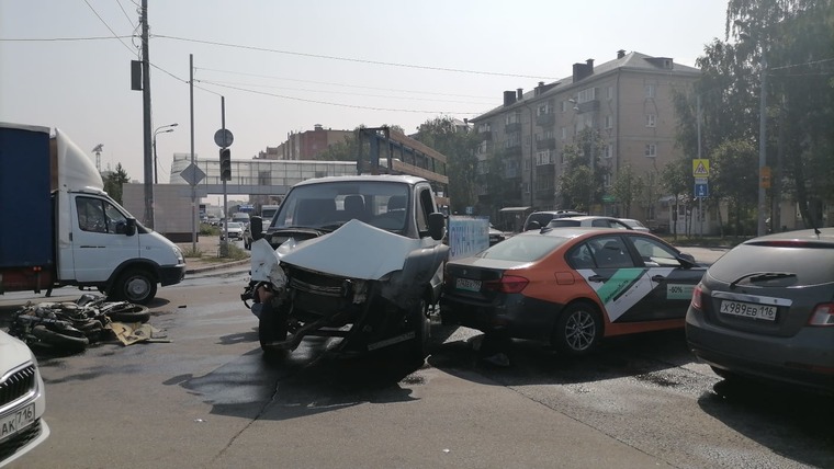 В Татарстане произошло столкновение мотоцикла, иномарки и грузовика