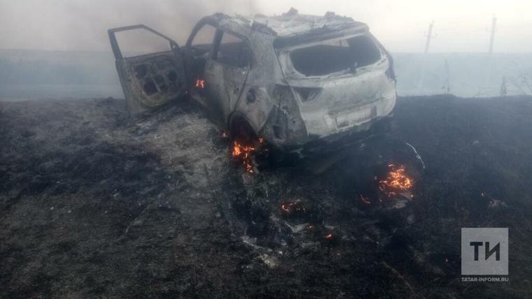 В Татарстане на ходу загорелась иномарка и сгорела дотла