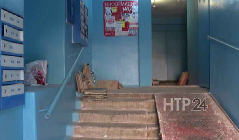 В Нижнекамске подъезд отремонтировали битой плиткой