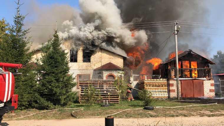 В Татарстане крупный пожар уничтожил несколько строений на одном участке
