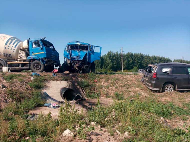 На трассе в Татарстане иномарка с двумя детьми столкнулась с молоковозом и КамАЗ-миксером