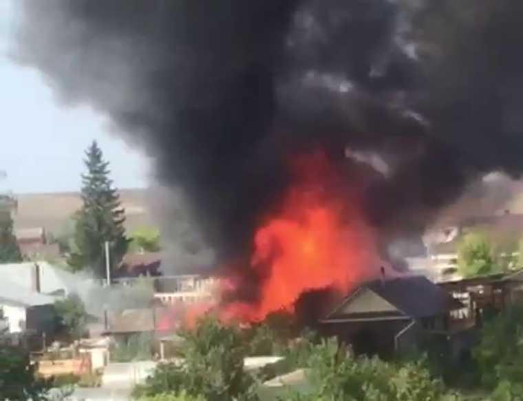 Жители Нижнекамского района сняли на видео, как в селе Шереметьевка сгорел дом