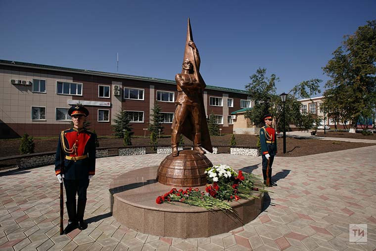 В Башкирии открыли памятник Гази Загитову