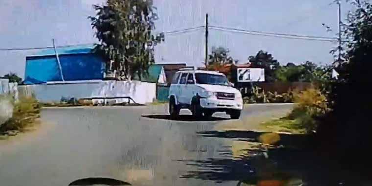 Нижнекамский водитель выложил видео, как в него едва не влетел джип из-за поворота
